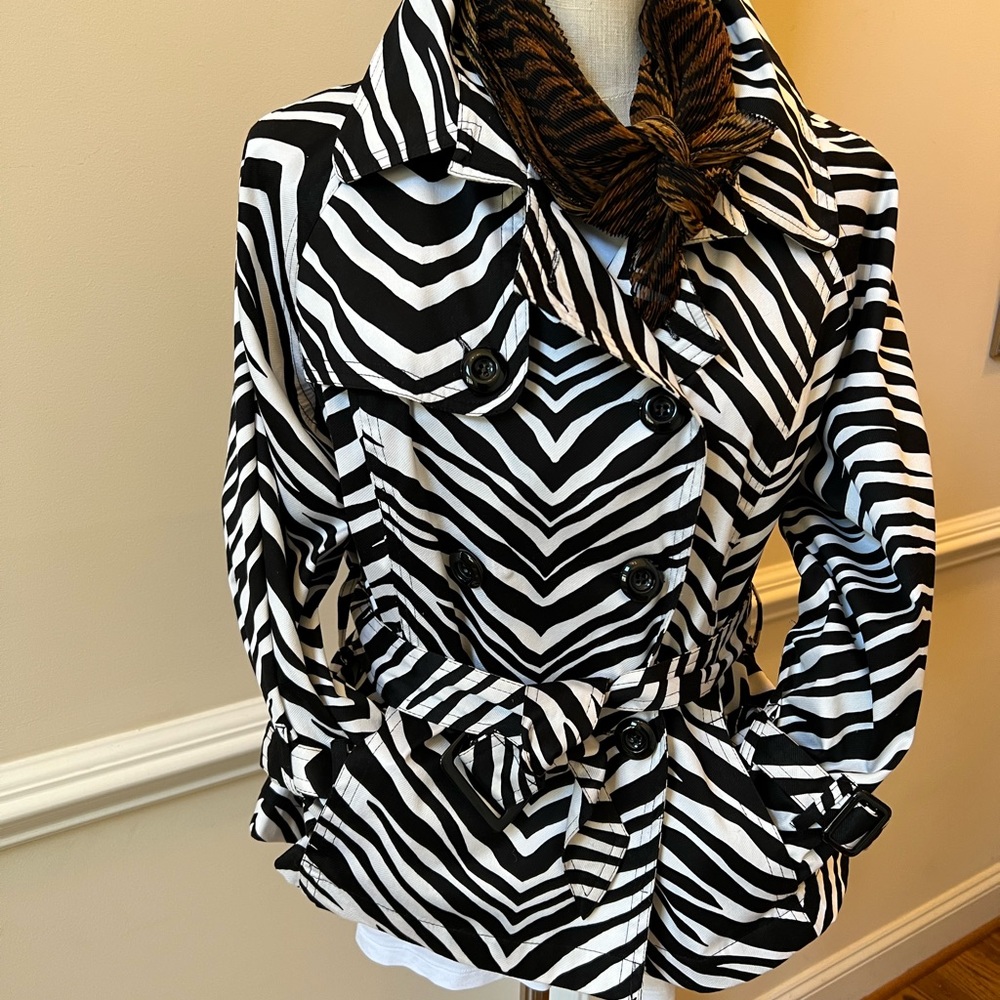 Uniform JPR – Black and White Double Breasted Fully Lined Strip Trench Jacket